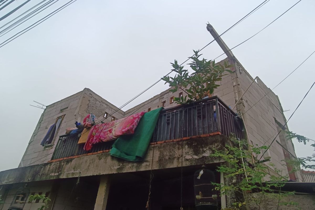 Rumah warga bernama Ana (56) yang atapnya terbang akibat angin kencang di Jalan Cimerak Tengah, Duren Sawit, Jakarta Timur, Selasa (26/12/2023).