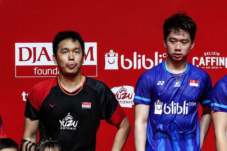 Ganda putra Indonesia, Marcus Gideon dan Kevin Sukamuljo bertanding melawan ganda putra Indonesia, Mohammad Ahsan dan Hendra Setiawan pada pertandingan final Daihatsu Indonesia Masters 2020 di Istora Senayan Jakarta, Minggu (19/1/2020). Gideon - Sukamuljo juara ganda putra setelah menang 21-15 dan 21-16.