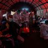[BERITA FOTO] Kondisi di RSUD Kota Bekasi: Pasien Duduk Beralaskan Kardus hingga Terkulai di Kursi Roda