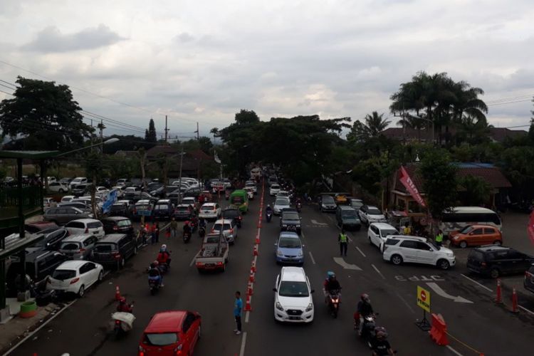 Kepadatan kendaraan yang terjadi di Jalan Raya Ir Soekarno, Kota Batu, Malang, Jawa Timur, Senin (25/12/2017)