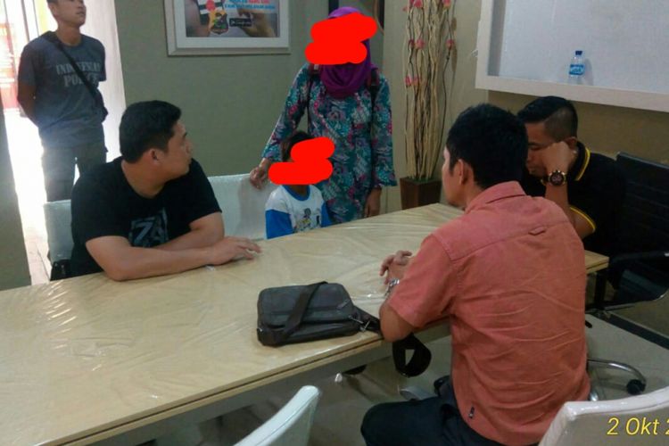 Pihak keluarga korban saat di kantor KPAD Kepulauan Bangka Belitung terkait dugaan pelecehan anak.