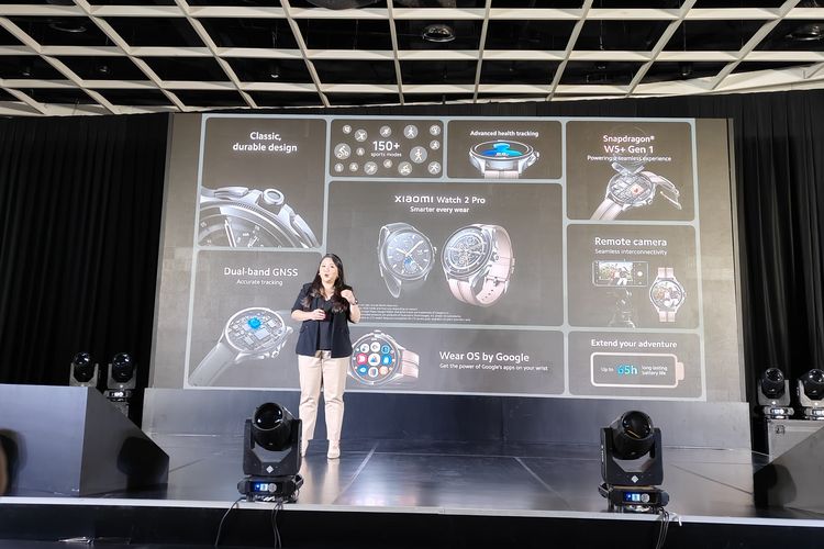 Director Marketing Communications Xiaomi Indonesia, Stephanie Sicilia mengenalkan fitur-fitur Xiaomi Watch 2 Pro.