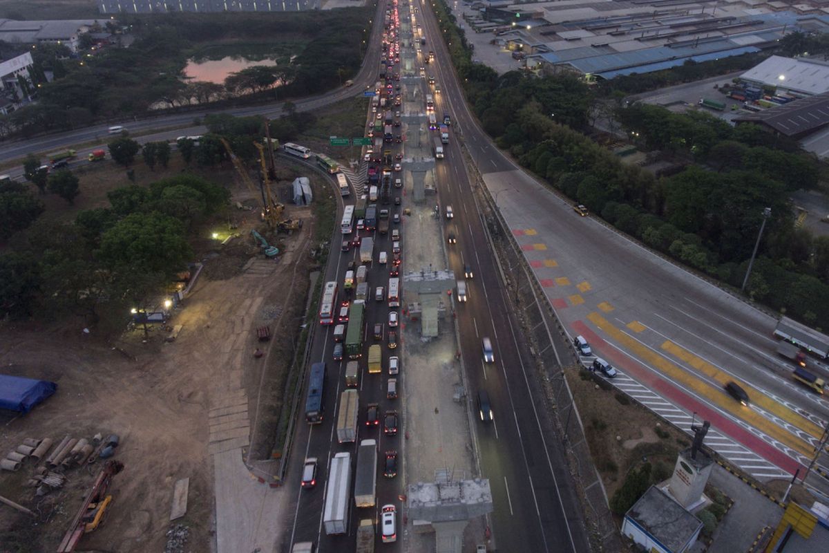 Foto aerial pembangunan konstruksi Jalan Tol Layang Jakarta-Cikampek di Cikarang, Bekasi, Jawa Barat, Selasa (16/10/2018). ANTARA FOTO/Hafidz Mubarak A/wsj.