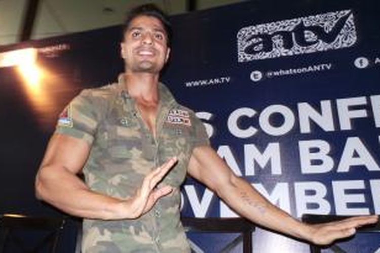 Artis peran dari India, Vin Rana usai wawancara di Kota Kasablanka, Jakarta Selatan, Senin (17/11/2014).