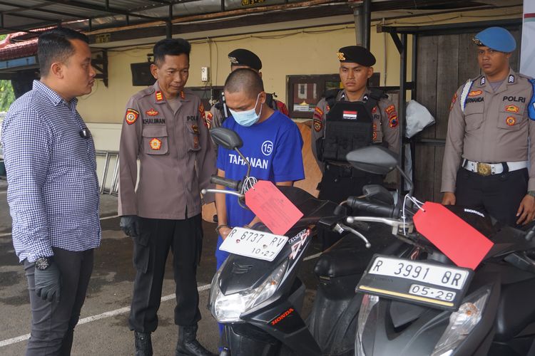 Kasat Reskrim Polres PurbaIingga, Ajun Komisatis Polisi (AKP) Aris Setiyanto menggelar perkara penggelapan dua sepeda motor di Mapolres Purbalingga, Rabu (19/2/2025).
