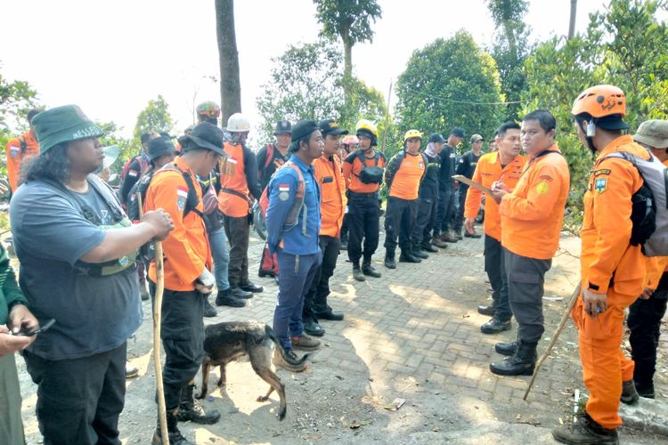 Tim gabungan mengadakan apel sebelum melakukan operasi pencarian Suwardi di lereng Gunung Ungaran, Selasa (10/10/2023)