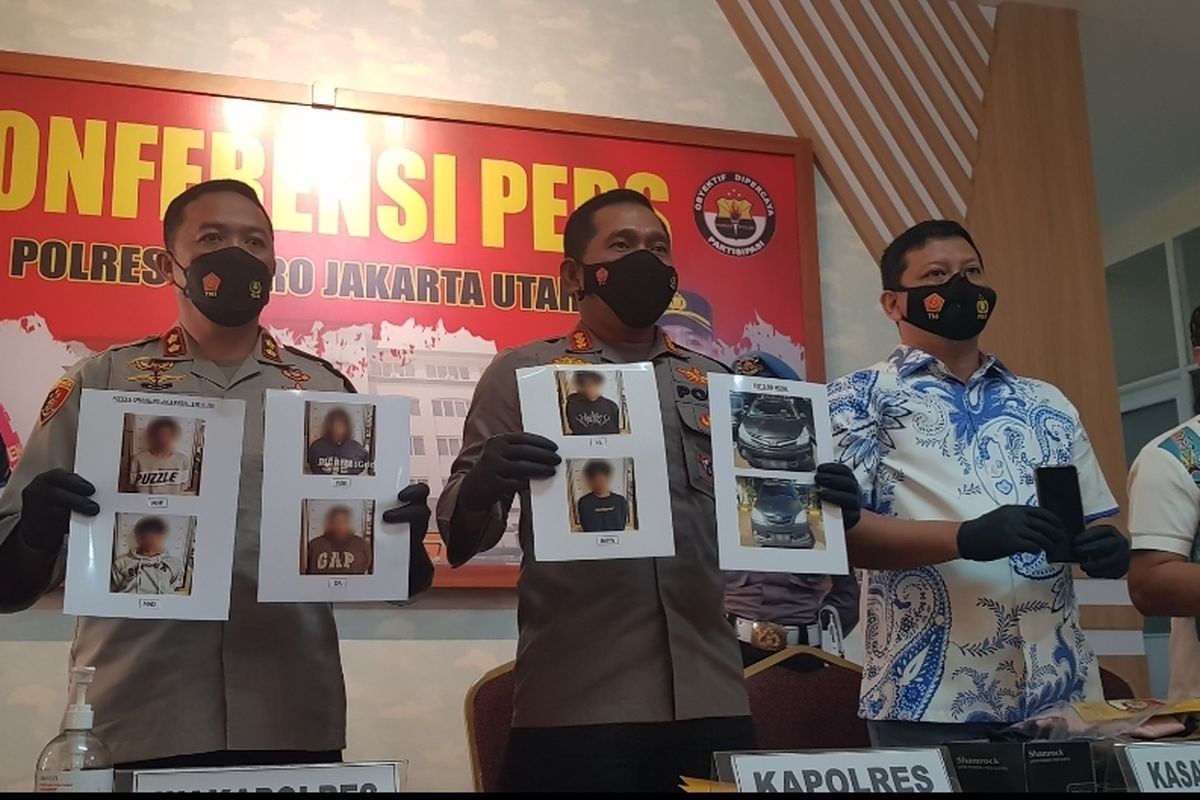 Kapolres Jakarta Utara Kombes Pol Wibowo (tengah) saat menunjukkan foto-foto barang bukti kasus pengeroyokan dalam rilis di Kantor Polres Jakarta Utara, Jumat (14/1/2022).