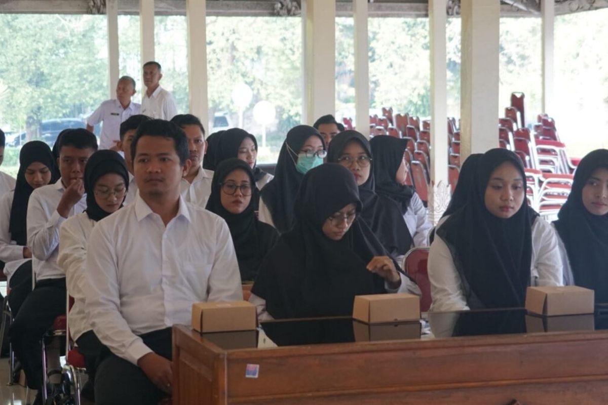 Para calon Aparatur Sipil Negara saat akan menerima SK pengangkatan di Bangsal Sewokoprojo, Wonosari, Gunungkidul, Rabu (23/4/2025)