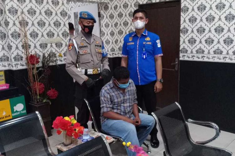 Seorang calo pengurusan SIM ditangkap personel Satlantas Polrestabes Medan pada Kamis (18/11/2021) siang. Calo tersebut diduga menipu dua orang yang mengurus SIM.