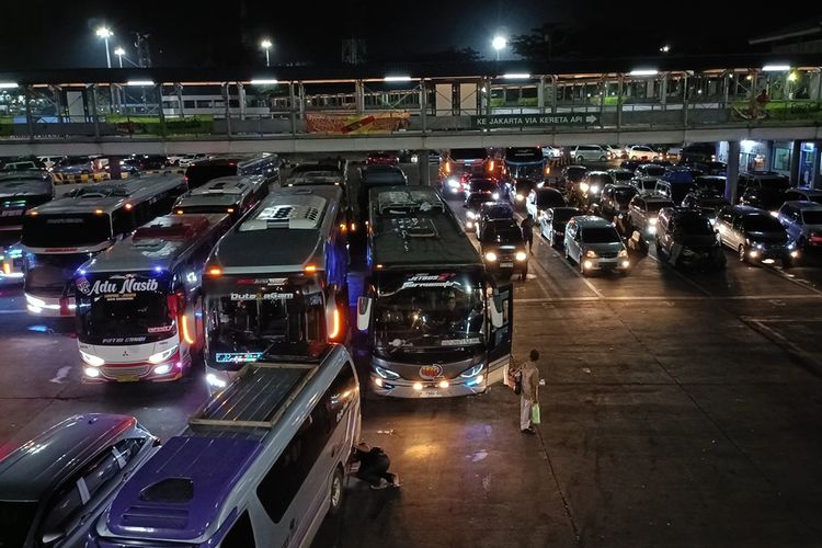 Suasana malam puncak arus balik di dermaga 1 Pelabuhan Merak, Banten. Minggu (14/4/2024). Kantong parkir 7 dermaga terisi kendaraan yang akan masuk ke dalam kapal.