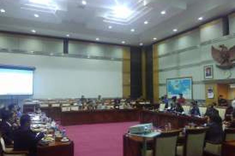Komisi I DPR Rapat Kerja Bersama KPI dan Menkominfo Rudiantara terkait perppanjangan izin LPS