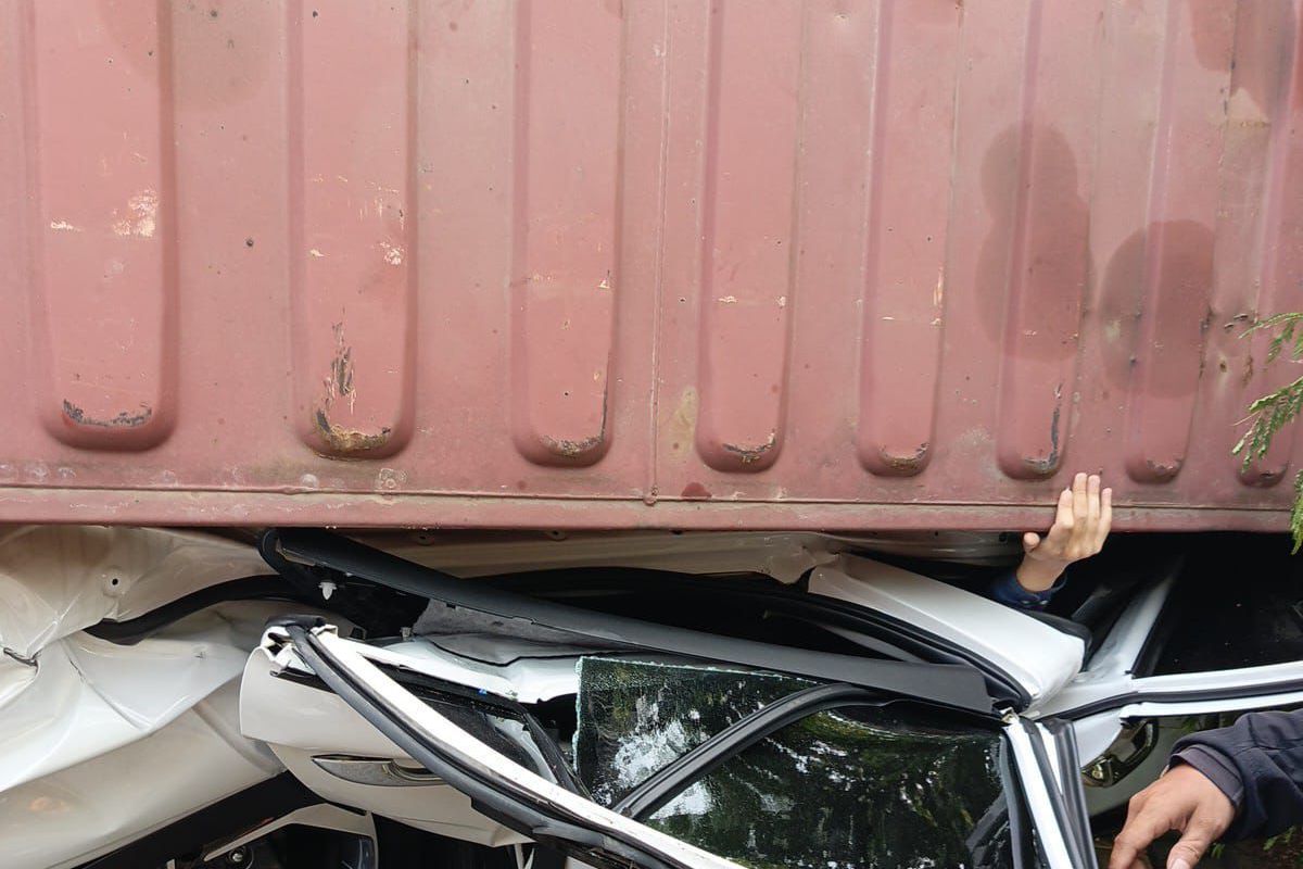 Truk trailer meniban minibus di Jalan Kamal Muara Raya arah Utara, Penjaringan Jakarta Utara, akibat tak kuat menanjak, Kamis (13/6/2024).