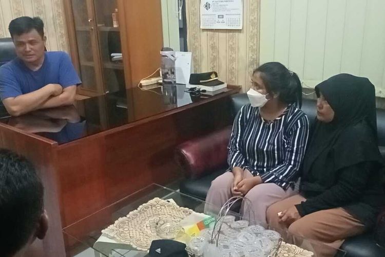 Kapolsek Solokanjeruk AKP Asep Dedi saat memberikan pengarahan kepada LP gadis remaja asal Kecamatan Solokanjeruk, Kabupaten Bandung, Jawa Barat yang diculik kekasihnya FF ke Kabupaten Jombang selama satu bulan, pada Selasa (23/5/2023)