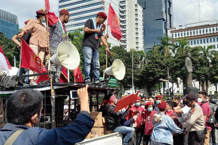 Massa PMKRI terlibat dorong-dorongan dengan aparat pada aksi Hari Buruh Sabtu (1/5/2021).