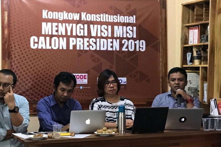 (ki-ka) Ketua Konstitusi dan Demokrasi Inisiatif (Kode Inisiatif) Veri Junaidi, Manajer Advokasi Publish What You Pay (PWYP) Indonesia Aryanto Nugroho, Direktur Eksekutif Kemitraan Monica Tanuhandaru, dan Peneliti Auriga Indonesia Syahrul Fitria, di kantor KoDe Inisiatif, Jakarta Selatan, Minggu (3/1/2019). 