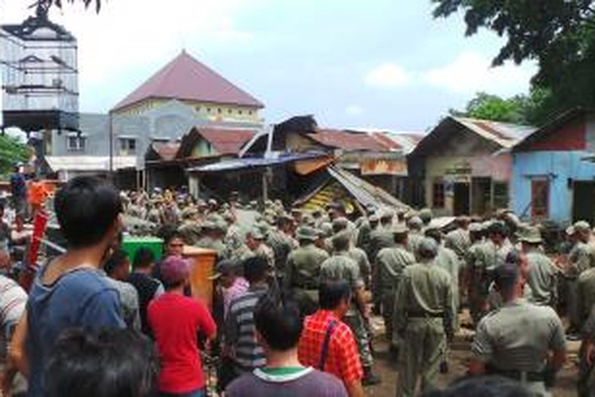 Warga di Jalan Pendidikan III RT 05 RW 14 Kelurahan Duren Sawit, Jakarta Timur bersitegang dengan petugas Satpol PP terkait penggusuran lahan. Rabu (8/4/2015).