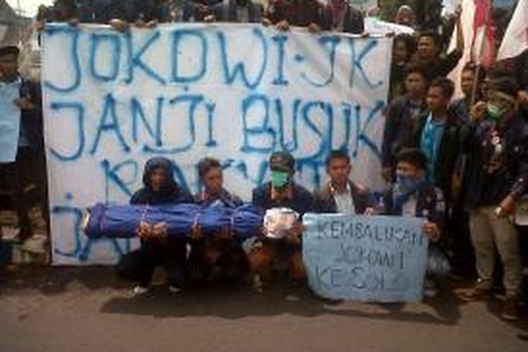 Mahasiswa Universitas Bengkulu menggelar aksi unjuk rasa