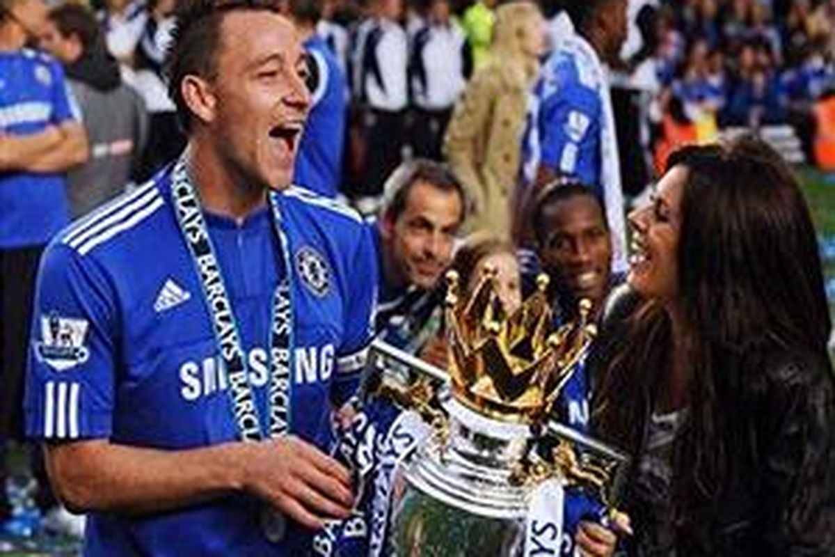 Pemain Inggris sekaligus kapten Chelsea John Terry (kiri) dan istrinya, Toni Poole, merayakan kemenangan Chelsea di Liga Inggris, Mei 2010.