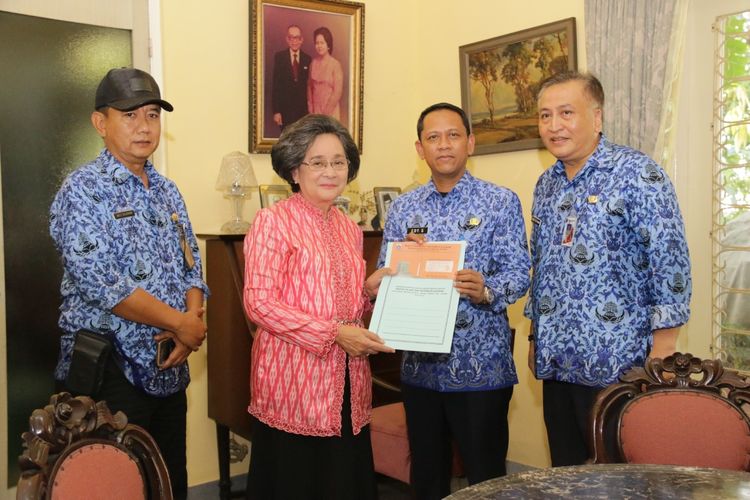 Meutia Hatta, Putri sulung mantan Wakil Presiden Mohammad Hatta menerima surat dari Badan Pajak dan Retribusi Daerah (BPRD) Provinsi DKI Jakarta, yang membebaskan PBB rumah warisan ayahnya senilai hampir Rp 70 juta.