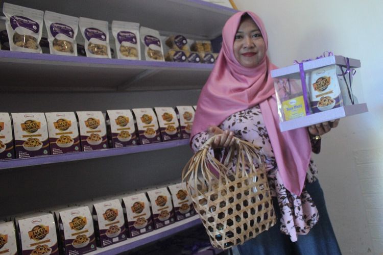 Yeti Hermawati (43), perajin kue kering asal Cianjur, Jawa Barat, memerlihatkan hamper pesanan untuk momen lebaran Idu Fitri tahun ini