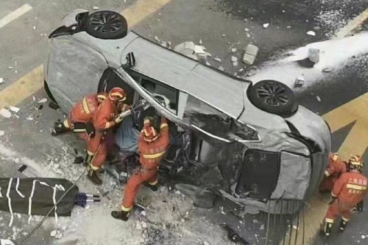 Mobil listrik China bermerek Nio jatuh dari lantai tiga gedung pusatnya di Shanghai pada Rabu (22/6/2022) saat dilakukan test drive. Sebanyak dua orang tewas dalam insiden ini.
