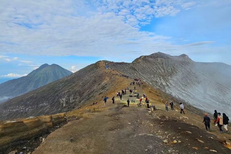 Aktivitas di TWA Kawah Gunung Ijen Banyuwangi. Terbaru, ada seorang WNA Polandia meninggal dunia saat mendaki TWA Kawah Ijen pada Kamis (15/2/2024).