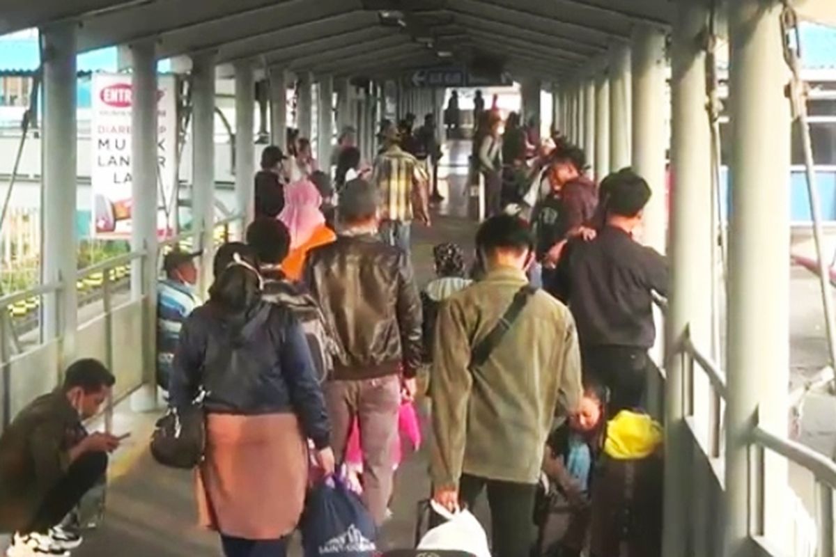 Sejumlah penumpang di Pelabuhan Merak memanfaatkan libur idul adha untuk mudik ke kampung halaman
