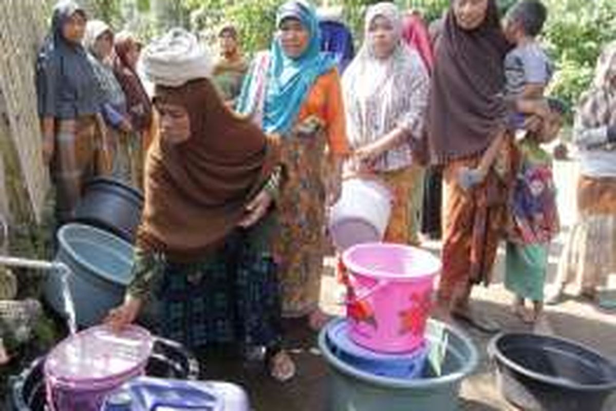 Para Ibu antusias memanfaatkan akses air bersih di depan rumah mereka di Desa Beriri Jarak dan Desa Kembang Kerang Daya, Lombok Timur, untuk keperluan air minum dan sanitasi. 