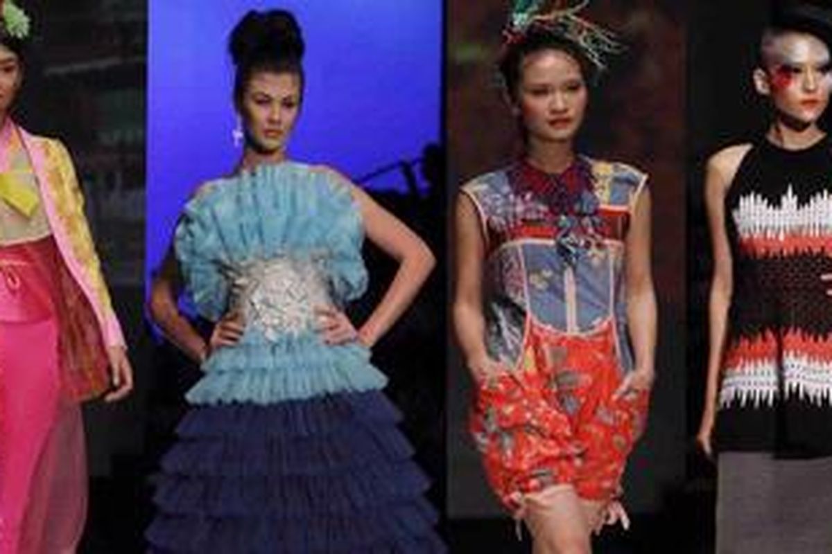 Inilah berbagai koleksi tafsiran lukisan busana Rudy Chandra, Jeanny Ang, Sofie dan Barli 