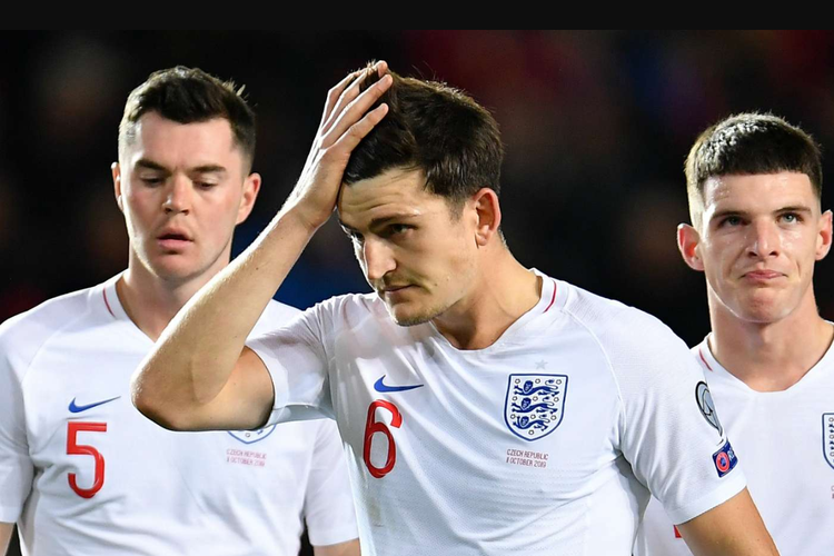 Ekspresi Harry Maguire usai Timnas Inggris menelan kekalahan atas Ceko pada hari Sabtu (12/10/2019) kemarin.