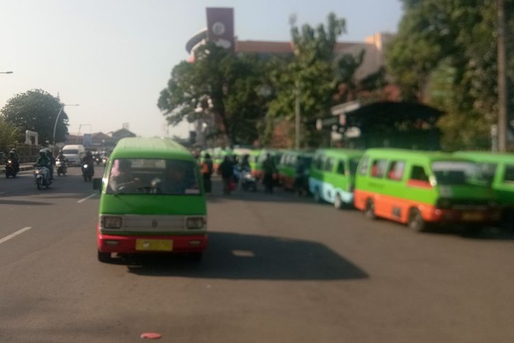 Sejumlah angkot melintasi kawasan pusat kota di Jalan Ir Juanda, Kota Bogor, Kamis (12/9/2019).