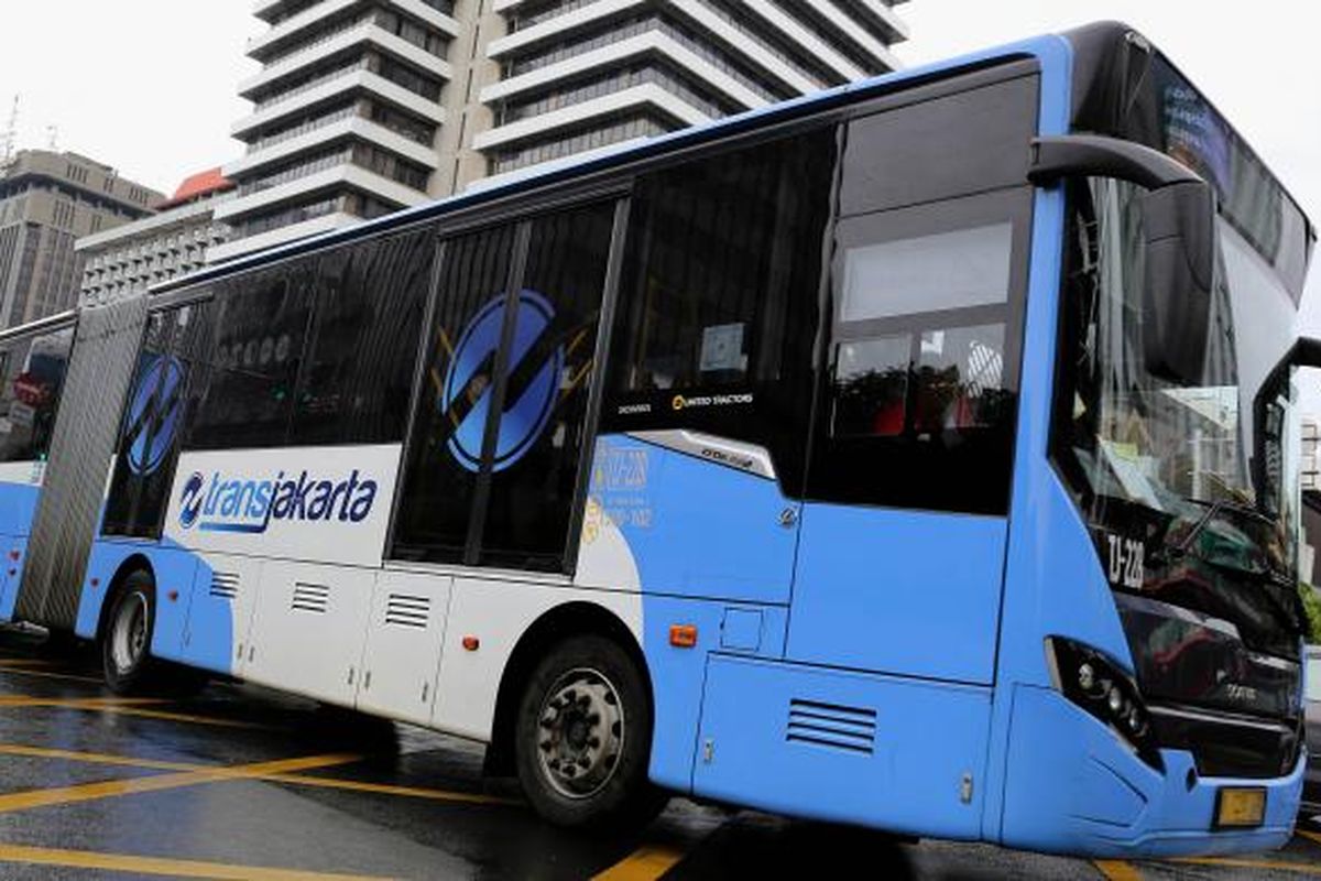 Bus transjakarta melintas di stasiun bank indonesia di Jalan MH Thamrin, Sarinah, Jakarta Pusat, Sabtu (14/1/2017). 