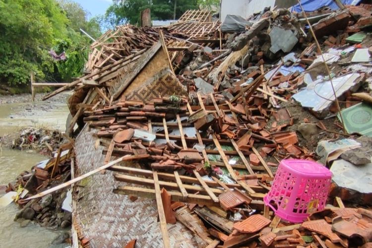 Petugas BPBD Kota Cirebon Jawa Barat meninjau rumah Said yang ambruk usai diterjang aliran deras di sungai benda, Kelurahan Argasunya, Kecamatan Harjamukti Kota Cirebon, pada Jumat (2/1/2024).