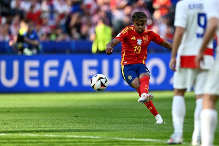Penyerang Spanyol Lamine Yamal menorehkan sejarah saat memperkuat La Furia Roja kontra Kroasia pada laga Grup B Piala Eropa 2024, Sabtu (15/6/2024).