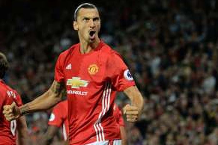 Penyerang Manchester United, Zlatan Ibrahimovic, merayakan gol keduanya ke gawang Southampton, pada laga Premier League di Stadion Old Trafford, Jumat (19/8/2016) waktu setempat.