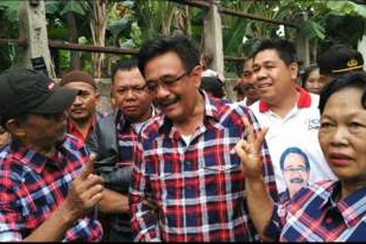Calon wakil gubernur DKI Jakarta Djarot Saiful Hidayat mengunjungi permukiman warga di Kelurahan Duri Kosambi, Cengkareng, Jakarta Barat, Rabu (30/11/2016).