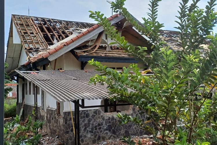 Rumah milik aktor Atalarik Syah di kawasan Cibinong, Kabupaten Bogor, dibongkar oleh aparat sebagai bagian dari eksekusi sengketa lahan dengan PT Sapta sejak Kamis (15/5/2025) sampai Jumat (16/5/2025).