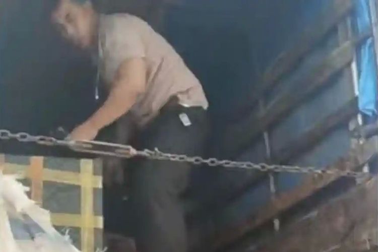 Diduga Panik Bawa Kayu dan Rokok Ilegal, Sopir Truk Tabrak Mobil Patroli Polisi di Pematangsiantar