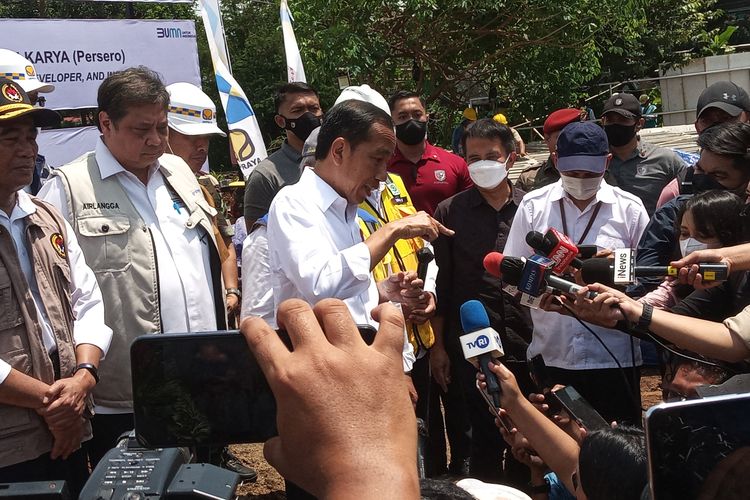 Presiden Jokowi memberikan keterangan kepada wartawan di lokasi relokasi di Desa Sirnagalih, Kecamatan Cilaku, Kabupaten Cianjur, Jawa Barat, Senin (5/12/2022). Hunian tetap tersebut diperuntukkan bagi korban gempa magnitudo 5,6 Cianjur.