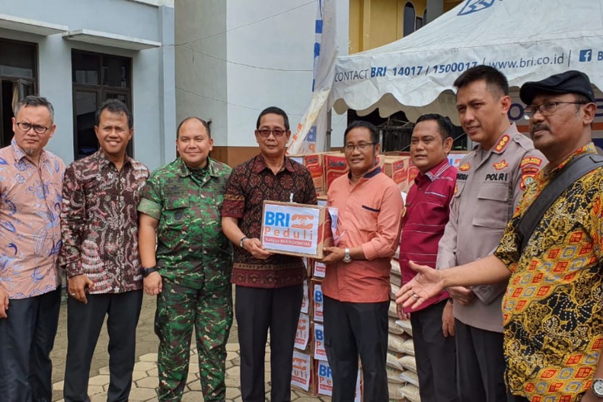 Penyerahan bantuan di Posko Peduli BRI