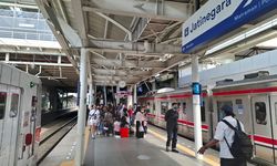 Penumpang Kereta Api di Stasiun Jatinegara Meningkat 146 Persen pada Nataru 2024/2025
