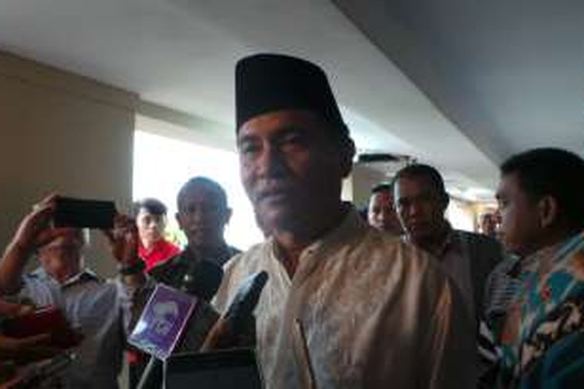 Bakal calon gubernur DKI Yusril Ihza Mahendra seusai menjadi Khatib Shalat Jumat, di Masjid Nurul Iman, Blok M Square, Jakarta Selatan, Jumat (25/3/2016).