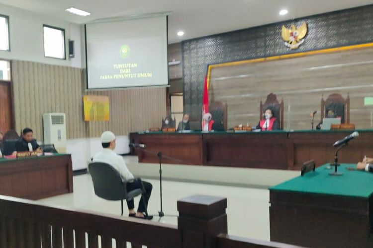 Terdakwa kasus KDRT Ferry Irawan (berbaju putih) saat mengikuti sidang dengan agenda pembacaan surat tuntutan di Pengadilan Negeri Kota Kediri Jawa Timur, Rabu (3/5/2023).