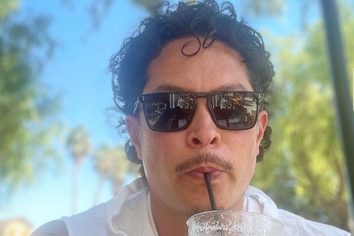 Foto Eric Hernandes atau yang biasa dikenal dengan nama panggung 'E-PANDA' yang merupakan drummer Bruno Mars. berfoto selfie dengan kacamata hitam dan minuman.
