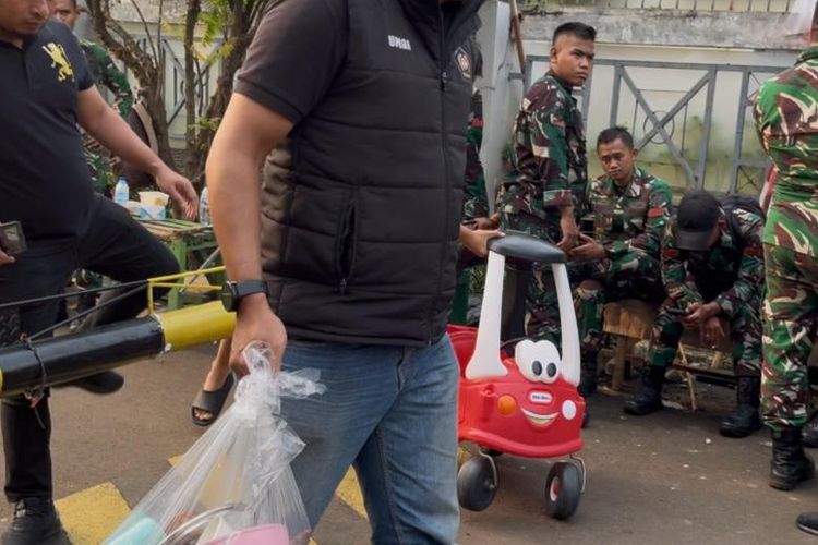 Polisi sedang membawa barang yang dikembalikan ke rumah Menteri Keuangan Sri Mulyani Indrawati pada Minggu (31/8/2025). 