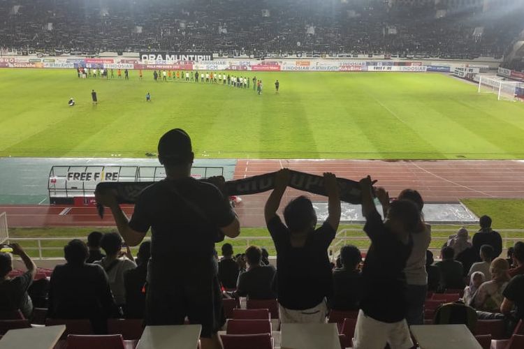 Niko dan keluarganya saat menonton pertandingan Piala Presiden 2022, Persita Tangerang vs PSS Sleman, di Stadion Manahan Solo pada Kamis (16/6/2022).