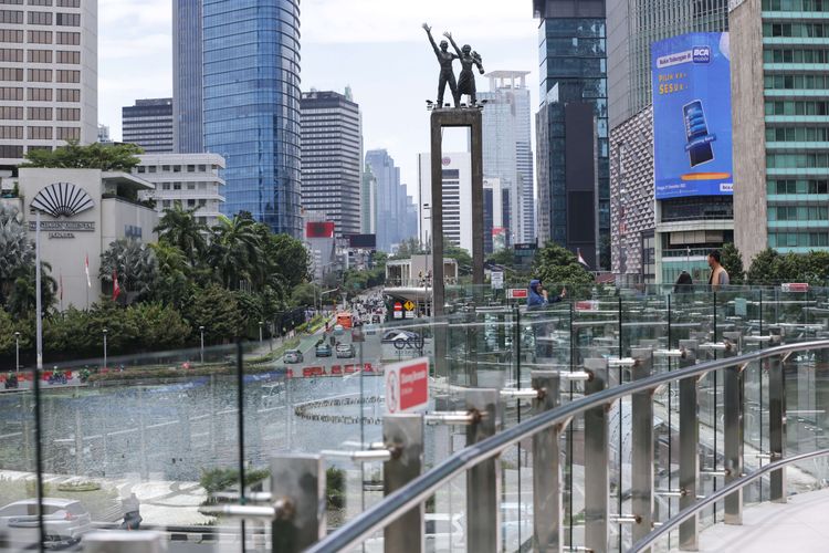 Pengunjung berfoto di anjungan Halte Transjakarta Bundaran Hotel Indonesia, Jakarta, Jumat (28/10/2022). Warga Ibu Kota datang ke halte yang belum sepenuhnya rampung itu untuk antre berfoto demi dapat latar belakang Patung Selamat Datang.