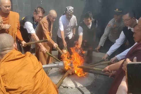 Ratusan Umat Buddha Ambil Api Dharma Waisak di Mrapen Grobogan, Biksu Thudong Tunggu di Candi Mendut