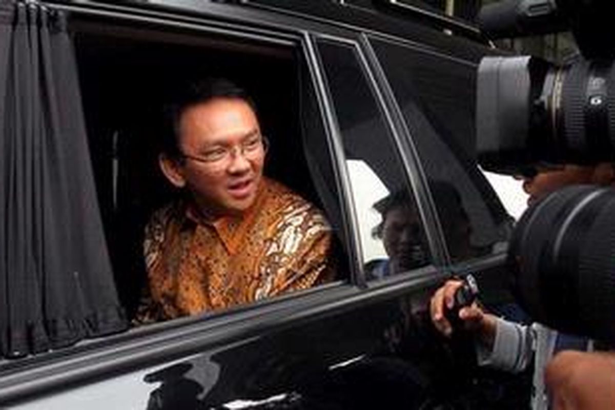 Wakil Gubernur DKI Jakarta Basuki Tjahaja Purnama menggunakan mobil dinasnya saat datang ke kantor Komisi Pemberantasan Korupsi (KPK), Jakarta, Selasa (11/12/2012). Kedatangan Ahok, mewakili Gubernur untuk menerima undangan hasil survei.
