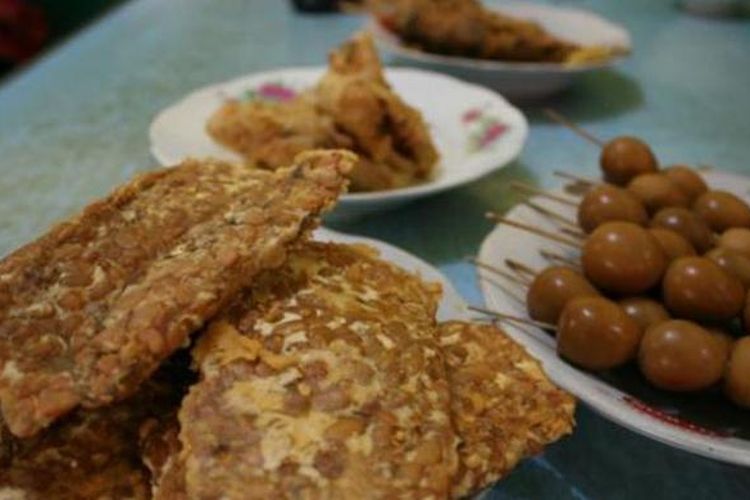 Tempe dan sate telur puyuh menjadi lauk pendamping soto di Soto Seger Mbok Giyem Boyolali, Jawa Tengah.  